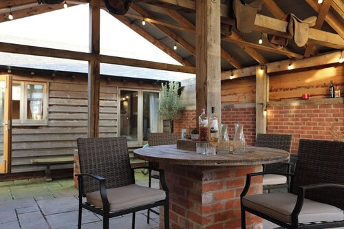 Rushmoor Retreat, Cosy with Outdoor Pizza Oven