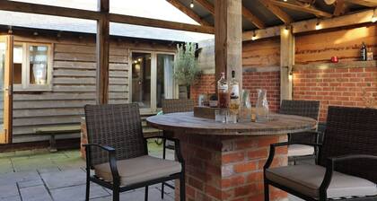 Rushmoor Retreat, Cosy with Outdoor Pizza Oven