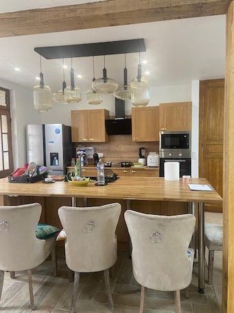 Fridge, microwave, oven, stovetop. Getaway & wellness Charming house