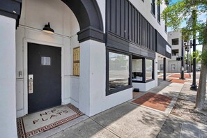 Exterior detail - 2BR Apt Near Stadium - NES Gamer Oasis! (Jacksonville)
