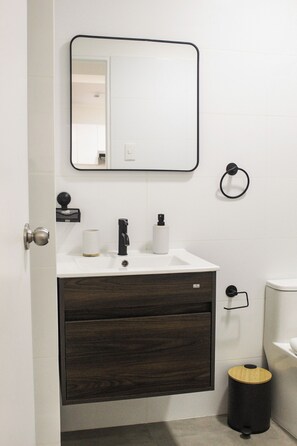 Suihku, pyyhkeet, saippua, vessapaperi