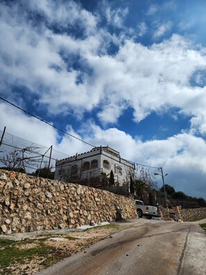 Parking - Charming 3-bedroom villa with AC in Ajloun awaits you (Ajloun)