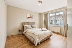 Iron/ironing board, WiFi, bed sheets - Wembley Garden Retreat |4BR|Sleeps 7|Near Station (Greater London)