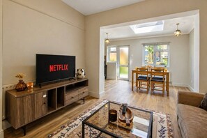 TV - Wembley Garden Retreat |4BR|Sleeps 7|Near Station (Greater London)