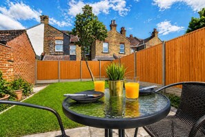 Outdoor dining - Wembley Garden Retreat |4BR|Sleeps 7|Near Station (Greater London)