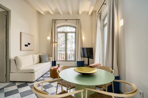 Smart TV - Bright, modern 1-bedroom, 1-bathroom apartment—perfect for couples or small families. (Seville)