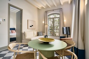 Smart TV - Bright, modern 1-bedroom, 1-bathroom apartment—perfect for couples or small families. (Seville)