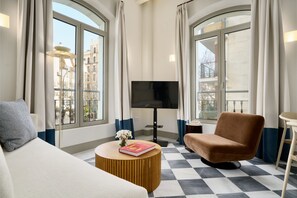 Smart TV - Bright, modern 1-bedroom, 1-bathroom apartment—perfect for couples or small families. (Seville)