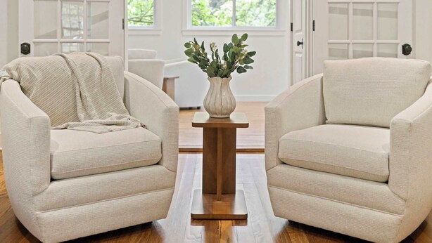 A room with two beige armchairs, a wooden coffee table, and a vase with greenery. - Holly House-1mi to UofA-0.5mi to RazorbackGreenway (Fayetteville)