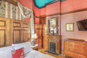 Tabla de planchar con plancha, wifi, ropa de cama