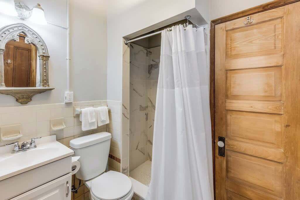 Douche, séchoir à cheveux, serviettes fournies, shampooing