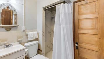 Douche, séchoir à cheveux, serviettes fournies, shampooing