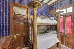 Tabla de planchar con plancha, wifi y ropa de cama 
