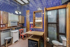 Ducha, secador de pelo, toallas, shampoo