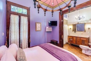 Tabla de planchar con plancha, wifi y ropa de cama 