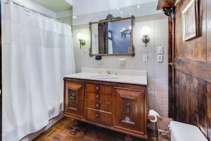 Ducha, secador de pelo, toallas, shampoo