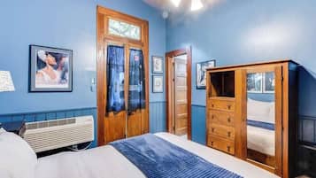 Desk, iron/ironing board, WiFi, bed sheets