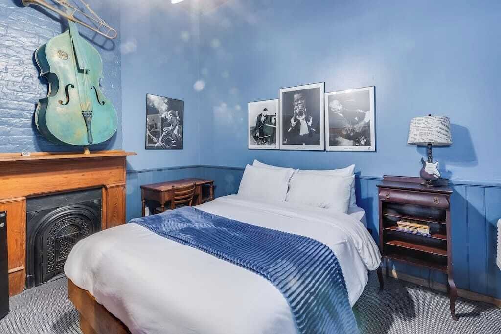 Desk, iron/ironing board, WiFi, bed sheets