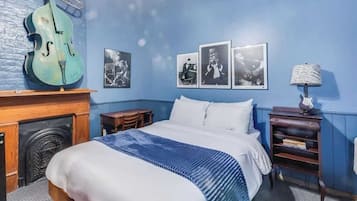 Desk, iron/ironing board, WiFi, bed sheets