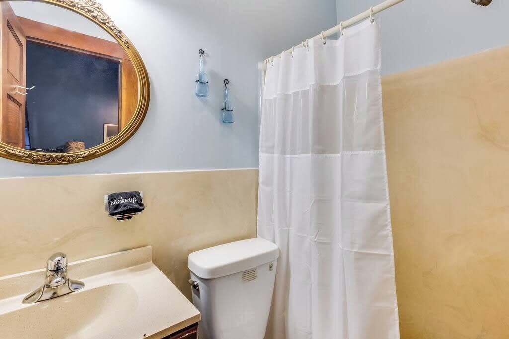 Shower, hair dryer, towels, shampoo