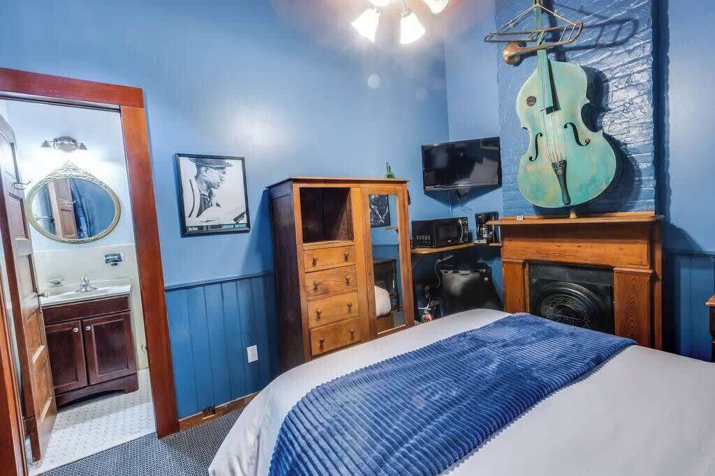 Desk, iron/ironing board, WiFi, bed sheets