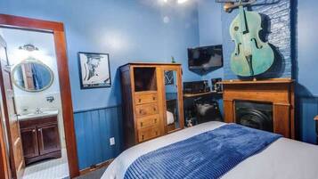 Desk, iron/ironing board, WiFi, bed sheets