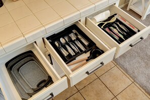 Eine Schublade mit Küchenutensilien und Kochgeschirr.