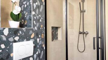 Doccia, asciugacapelli, sapone, carta igienica