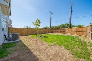 Property grounds - Brand New Lackland Luxe Haven |3BR- 2.5BA Retreat Near Lackland AFB & SeaWorld (San Antonio)