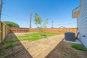 Property grounds - Brand New Lackland Luxe Haven |3BR- 2.5BA Retreat Near Lackland AFB & SeaWorld (San Antonio)
