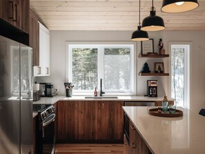 Fridge, microwave, oven, stovetop - Mystérieux | Escape game | Spa, Sauna & Pool (Matawinie Regional County Municipality)