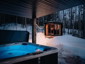 Outdoor spa tub - Mystérieux | Escape game | Spa, Sauna & Pool (Matawinie Regional County Municipality)
