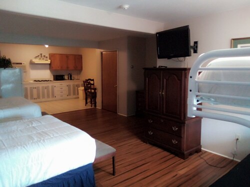 Spacious hotel efficiencies walking distance to all Saratoga has to offer