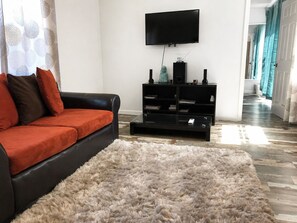 Living area - Private 2BR, Newly Renovated Near Beaches, Hospitals, LAX with Dedicated Parking (Los Angeles)