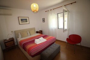 3 bedrooms, iron/ironing board, free WiFi, bed sheets - Apartment in Front of the Sea (Gafanha da Encarnação)