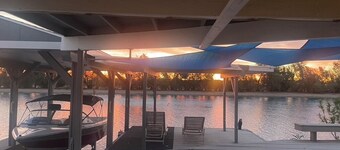 Charming 3-bedroom Lake Front cottage with AC in fantastic Newberry Springs