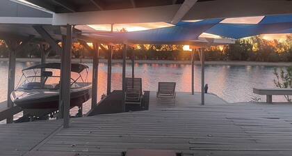 Charming 3-bedroom Lake Front cottage with AC in fantastic Newberry Springs