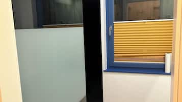 Dusche, Haartrockner, Seife, Toilettenpapier