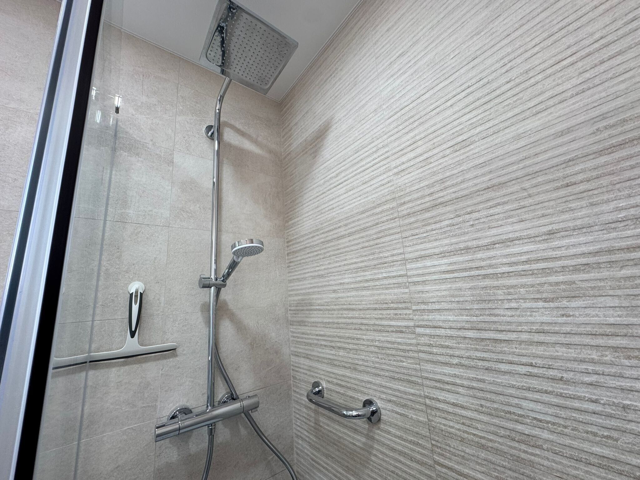 Douche, sèche-cheveux, serviettes fournies