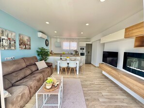 TV, fireplace