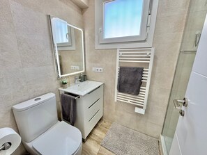 Shower, hair dryer, towels
