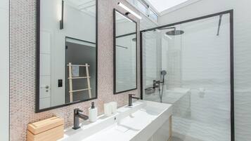 Douche, serviettes fournies