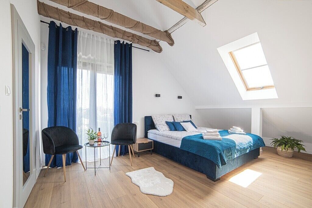 5 bedrooms, iron/ironing board, internet, bed sheets
