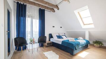 5 bedrooms, iron/ironing board, internet, bed sheets