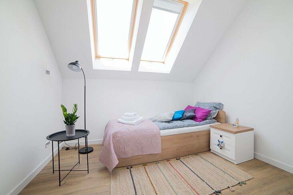 5 bedrooms, iron/ironing board, internet, bed sheets