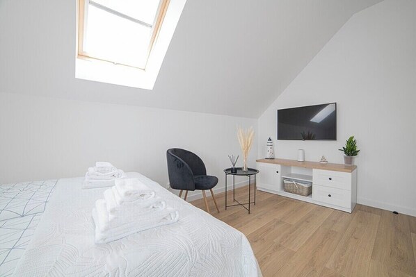 5 bedrooms, iron/ironing board, internet, bed sheets