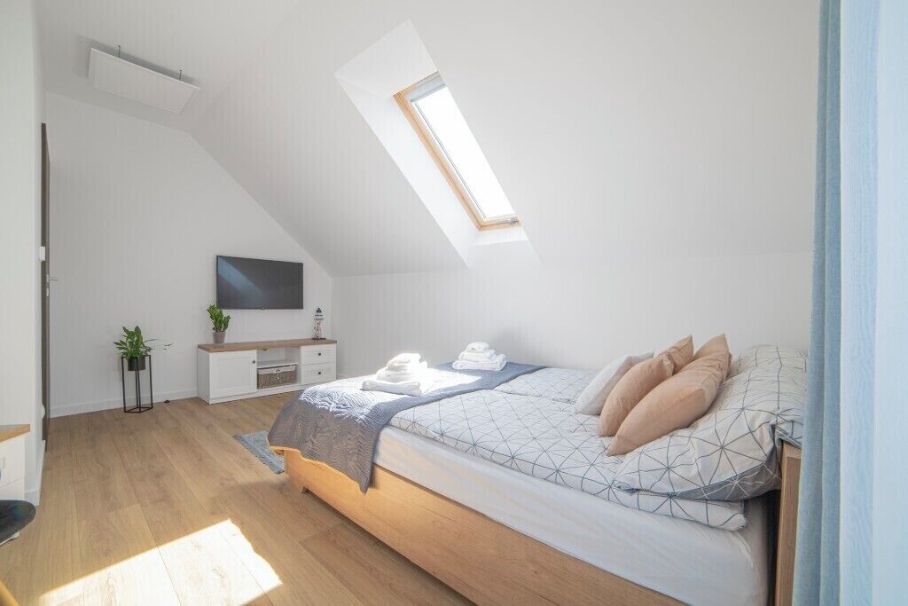 5 bedrooms, iron/ironing board, internet, bed sheets