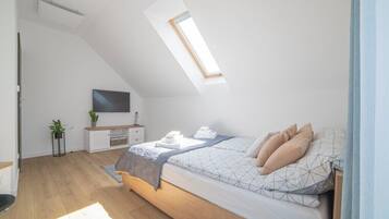 5 bedrooms, iron/ironing board, internet, bed sheets