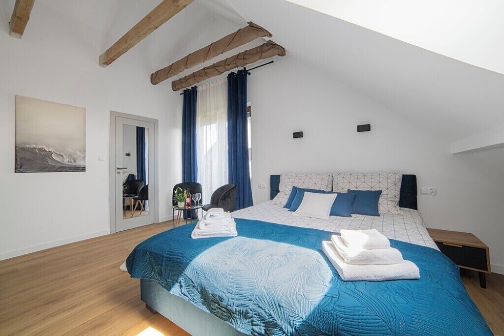 5 bedrooms, iron/ironing board, internet, bed sheets