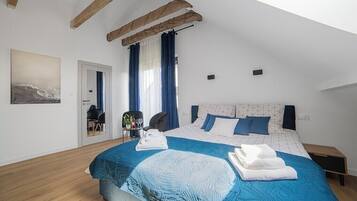 5 bedrooms, iron/ironing board, internet, bed sheets